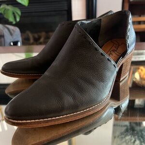 Zodiac - Women’s trendy buttery leather black heeled booties Size 10 EUC